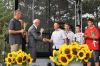 Włodarze wręczają nagrody wędkarzom